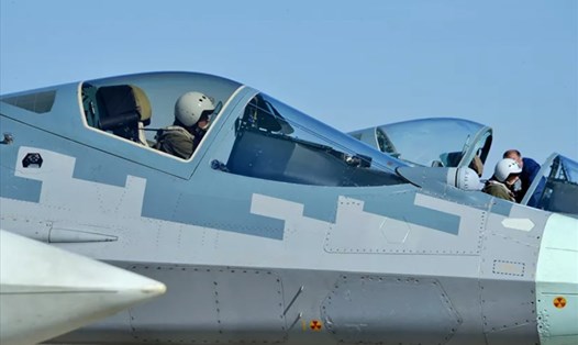 Phi công Su-57 có thể điều khiển máy bay bằng ánh mắt và giọng nói trong tương lai. Ảnh: BQP Nga/Sputnik