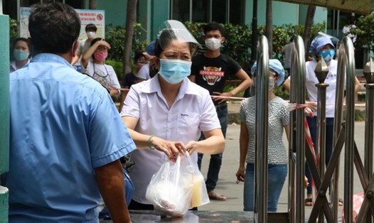 Doanh nghiệp và người lao động ở Đà Nẵng gặp khó khăn lớn do dịch COVID-19. Ảnh: Quang Luật