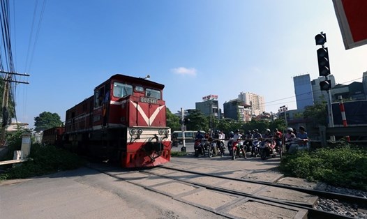 Trên đoạn đường bộ giao cắt với đường sắt, phương tiện giao thông đường sắt được quyền ưu tiên đi trước. Ảnh: LĐO