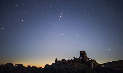 Một sao băng Perseid vụt qua bầu trời đêm phía trên lâu đài Corfe, Anh năm 2016. Ảnh: AFP/Getty