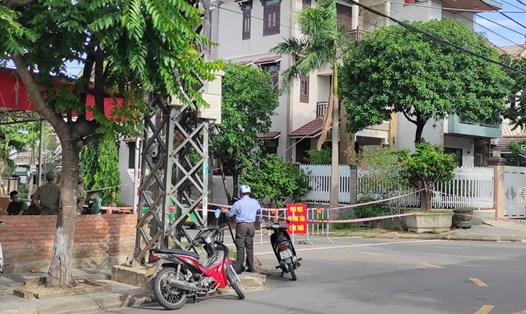 Khu phố nơi có liên quan đến ca mắc COVID-19 ở tỉnh Quảng Trị bị phong tỏa. Ảnh: Hưng Thơ