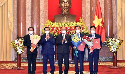Chủ tịch nước Nguyễn Xuân Phúc trao Quyết định và chúc mừng các Phó Thủ tướng. Ảnh: VGP/Nhật Bắc
