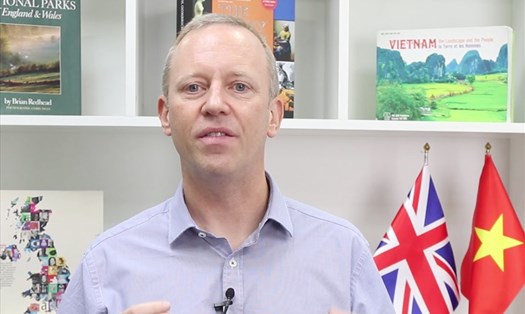 Đại sứ Anh Gareth Ward chia sẻ thông tin Anh tặng Việt Nam 415.000 liều vaccine. Ảnh chụp màn hình