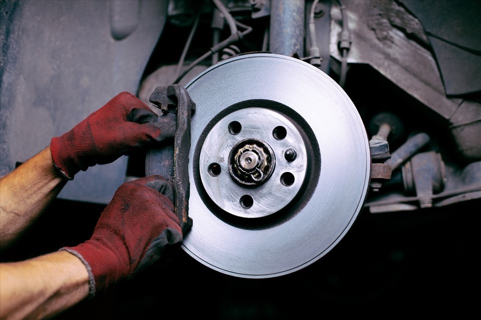 Những điều cần biết về láng đĩa phanh ôtô. Ảnh: Wrench