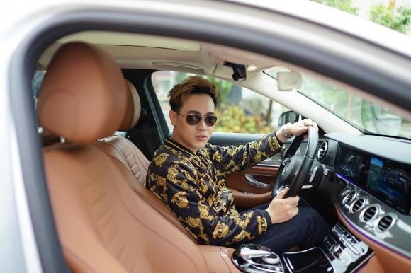 Nguyên Vũ sở hữu chiếc xế hộp 2 tỉ đồng. Ảnh: NSCC.