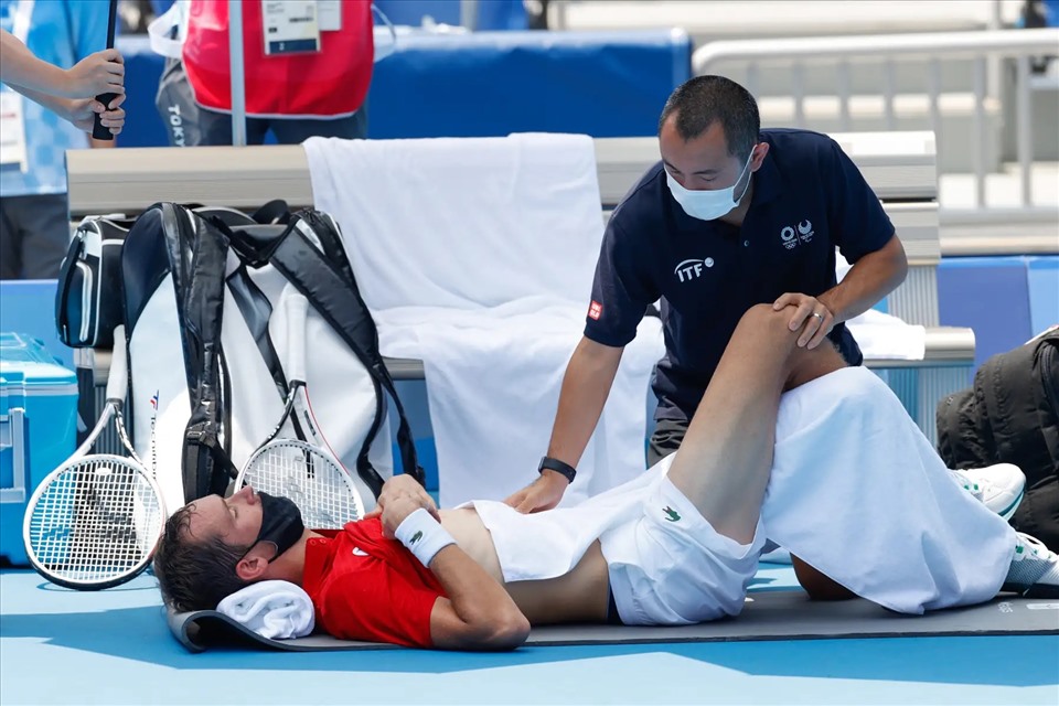 Daniil Medvedev kiệt sức trong trận đấu tại vòng 3 môn Quần vợt Olympic Tokyo 2020. Ảnh: Olympic