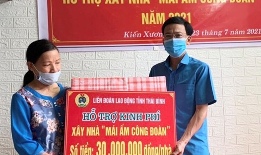 Lãnh đạo Liên đoàn Lao động tỉnh Thái Bình trao kinh phí hỗ trợ xây nhà cho đoàn viên Đinh Thị Na. Ảnh Bá Mạnh