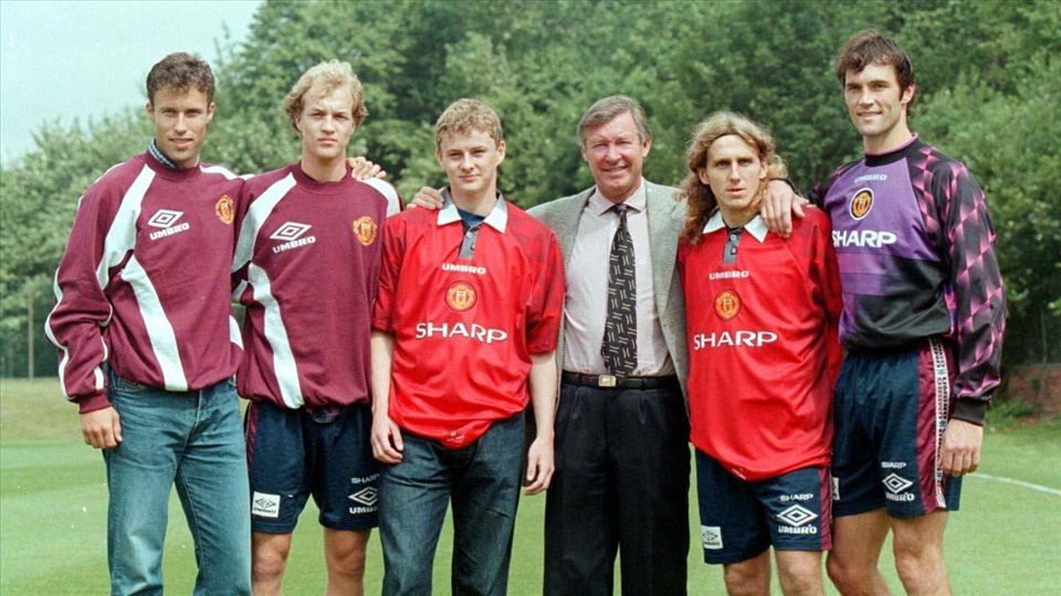 Ole Gunnar Solskjaer cùng 4 cầu thủ khác (Ronny Johnsen, Jordi Cruyff, Karel Poborsky, Raimond van de Gouw) đến Manchester United năm 1996. Ảnh: MUFC