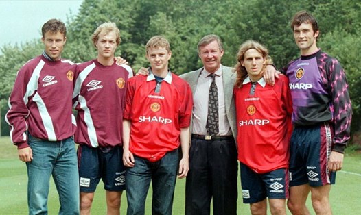 Ole Gunnar Solskjaer cùng 4 cầu thủ khác (Ronny Johnsen, Jordi Cruyff, Karel Poborsky, Raimond van de Gouw) đến Manchester United năm 1996. Ảnh: MUFC