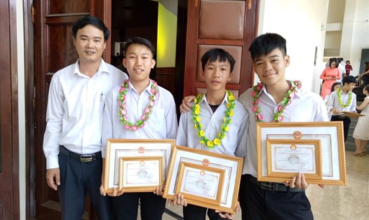 Thầy giáo Phan Duy Nghĩa và các học sinh trong đội tuyển Toán Tuổi thơ Hà Tĩnh gặp lại nhau trong Lễ tuyên dương học sinh giỏi năm 2019. Ảnh: HĐ