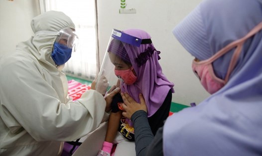 Tiêm vaccine COVID-19 ở Indonesia. Ảnh: AFP