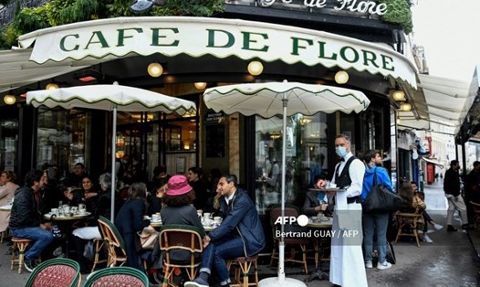 Quán cafe nổi tiếng de Flore ở thủ đô Paris, Pháp hồi cuối tháng 5. Ảnh: AFP