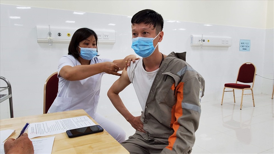 Nhân viên Công ty điện lực Sơn La được tiêm vaccine phòng chống COVID-19. Ảnh: CĐĐL