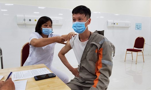 Nhân viên Công ty điện lực Sơn La được tiêm vaccine phòng chống COVID-19. Ảnh: CĐĐL