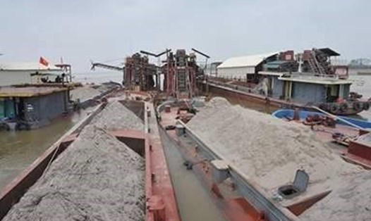 Tình trạng khai thác cát trái phép tại Phú Thọ diễn ra nhiều năm nay dẫu đã nhiều lần xử phạt. Ảnh: LĐO.