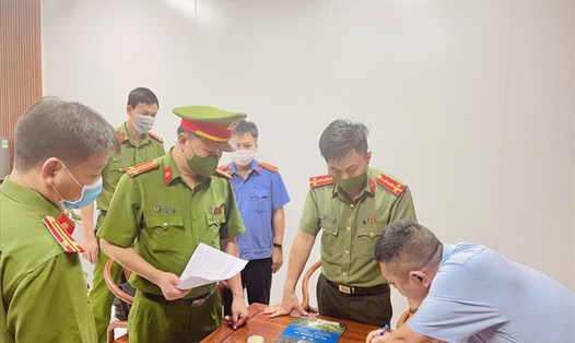 Lực lượng Cảnh sát kinh tế thi hành Quyết định bắt tạm giam và khám xét nơi ở, nơi làm việc của 2 chuyên gia người Trung Quốc về hành vi buôn lậu. Ảnh: CATH