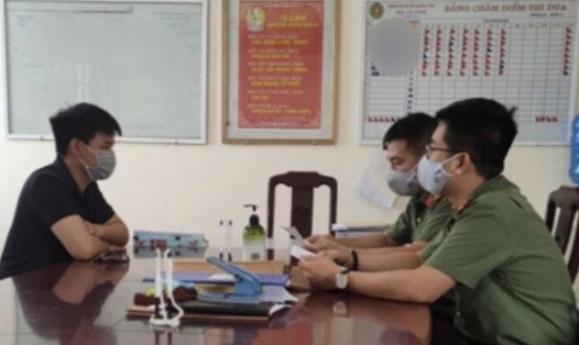 Công an huyện Quỳnh Phụ (tỉnh Thái Bình) làm việc với Nguyễn Văn Hai. Ảnh: CACC