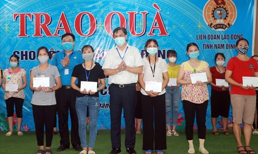 Lãnh đạo Uỷ ban nhân dân tỉnh và Liên đoàn Lao động tỉnh Nam Định tặng quà cho công nhân lao động. Ảnh: Quế Hương