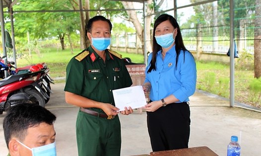 Chủ tịch LĐLĐ tỉnh Cà Mau Huỳnh Út Mười thăm và tặng quà cho các khu cách ly. Ảnh: Thiệu Vũ