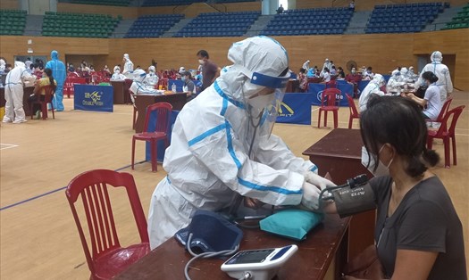 Người dân 2 quận Ngũ Hành Sơn và Hải Châu tập trung tiêm vaccien COVID-19 đợt đầu tại Cung thể thao Tiên Sơn sáng 29.7. Ảnh: HX