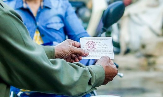 Thẻ đi chợ luân phiên được phường Nhật Tân phát tận hộ gia đình, áp dụng từ ngày 27.7. Ảnh: TG