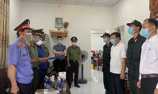 Lực lượng chức năng đọc lệnh khởi tố, bắt tạm giam ông Đỗ Chí Thành - Giám đốc Cảng hàng không Quốc tế Phú Bài. Ảnh: CA.
