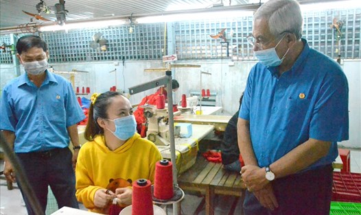 Theo kế hoạch, Chủ tịch LĐLĐ tỉnh An Giang Nguyễn Thiện Phú sẽ tổ chức đoàn thăm hỏi, tặng quà cho người lao động làm việc tại các doanh nghiệp “3 tại chỗ“. Ảnh: LT