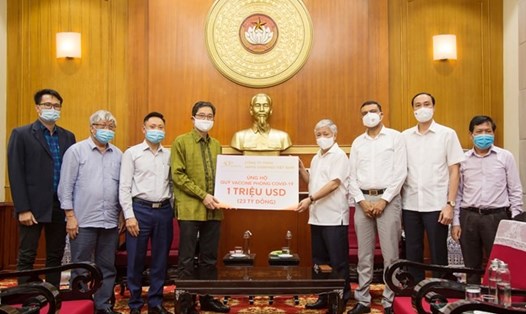 Chủ tịch Uỷ ban Trung ương MTTQVN Đỗ Văn Chiến tiếp nhận ủng hộ từ Công ty TNHH JAPFA COMFEED Việt Nam. Ảnh: Hương Diệp