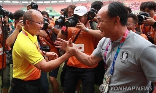 Huấn luyện viên Kim Hak-bum (phải) khi vượt qua người đồng niên Park Hang-seo khi giúp Hàn Quốc thắng Việt Nam tại ASIAD 2018. Ảnh: Yonhap.