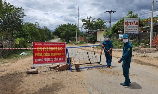 Một khu vực bị phong tỏa tại địa bàn xã Cư Pui, huyện Krông Bông, tỉnh Đắk Lắk. Ảnh: T.X