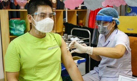 Dù đã tiêm vaccine COVID-19 người dân vẫn cần tuân thủ nghiêm ngặt 5K và các biện pháp phòng dịch. Ảnh: Phạm Đông.