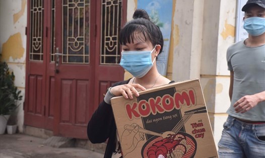 Công nhân gặp khó khăn do đại dịch COVID-19 nhận nhu yếu phẩm tại "Siêu thị 0 đồng" do LĐLĐ tỉnh Bắc Giang mở. Ảnh: Hà Anh