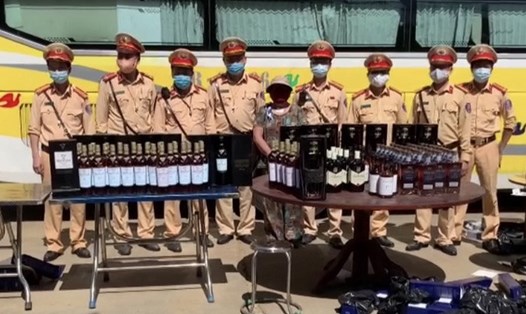 Tổ công tác CSGT phát hiện xe khách chở số rượu lậu trên cao tốc. Ảnh: M.Hải
