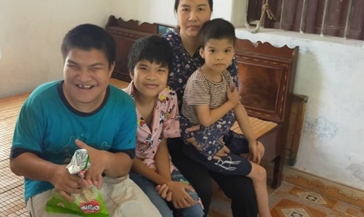 Người mẹ bên 3 đứa con cùng bị bệnh bại não bẩm sinh ở huyện Tiền Hải, tỉnh Thái Bình. Ảnh: Thành Trung.