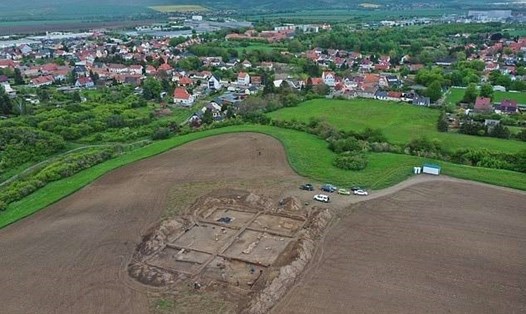 Một nhà thờ 1.000 năm tuổi được xây dựng bởi Otto Đại đế - Hoàng đế La Mã Thần thánh đầu tiên - đã được phát hiện trên một cánh đồng ngô ở Đức. Ảnh: Khảo cổ Đức
