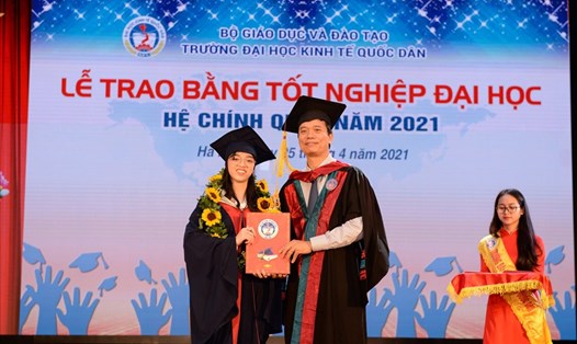 Phạm Nguyễn Minh Ngọc là thủ khoa đầu ra của trường Đại học Kinh tế Quốc dân năm 2021. Ảnh: NVCC.