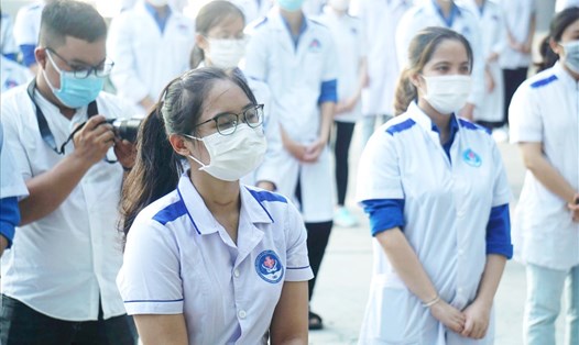 Hơn 100 sinh viên y dược Đà Nẵng chi viện giúp Phú Yên chống dịch COVID-19. Ảnh: TT