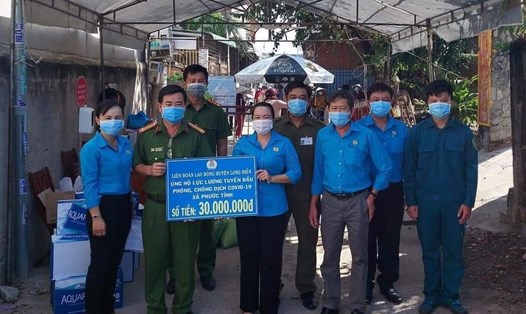 LĐLĐ huyện Long Điền thăm, tặng quà động viên lực lượng trực các chốt phong tỏa tại xã Phước Tỉnh. Ảnh: LĐLĐ