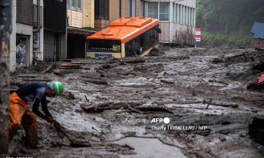 Công tác tìm kiếm, cứu hộ và khắc phục hậu quả đang được gấp rút tiến hành ở thành phố Atami, Nhật Bản sau trận lở đất ngày 3.7. Ảnh: AFP
