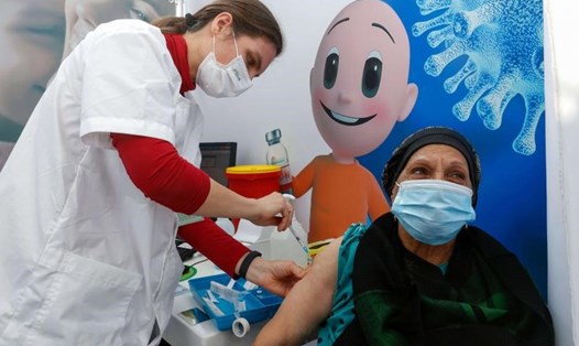 Tiêm vaccine COVID-19 ở Tel Aviv, Israel. Ảnh: AFP