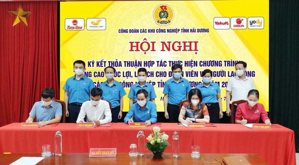 Các đơn vị ký kết thoả thuận hợp tác vì phúc lợi đoàn viên với Công đoàn các Khu công nghiệp tỉnh Hải Dương. Ảnh: DT