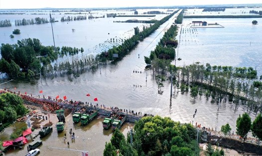 Lực lượng cứu hộ và người dân địa phương gia cố bờ bao ở huyện Xunxian, tỉnh Hà Nam, Trung Quốc, ngày 29.7. Ảnh: Tân Hoa Xã