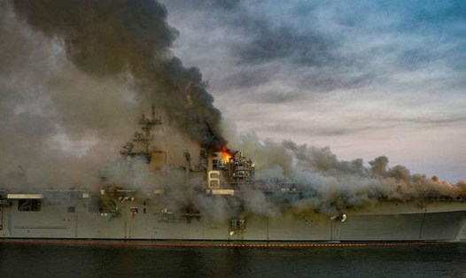 Vụ cháy siêu tàu đổ bộ USS Bonhomme Richard ở San Diego, Mỹ, hồi tháng 7.2020. Ảnh: US Navy