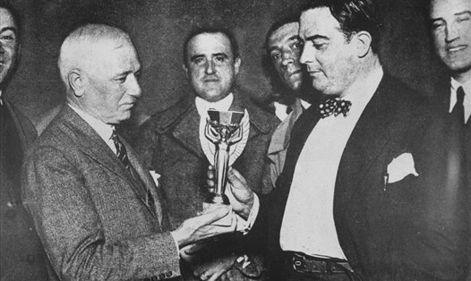 Chủ tịch FIFA, Jules Rimet, trao chiếc Cúp thế giới đầu tiên (mang tên ông) cho Chủ tịch Liên đoàn bóng đá Uruguay, Paul Jude, sau khi Uruguay thắng Argentina 4-2 ở chung kết World Cup 1930. Ảnh: TL