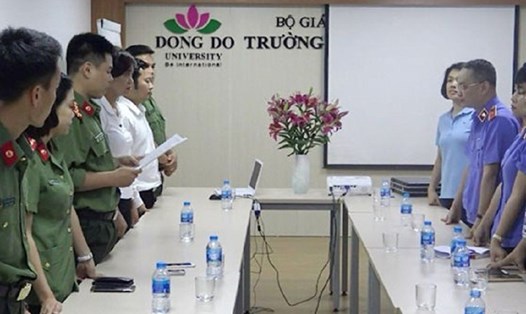 Cơ quan An ninh điều tra thời điểm bắt giữ cựu Hiệu trưởng Đại học Đông Đô - Dương Văn Hoà (áo trắng, thứ hai, hàng đầu bên trái). Ảnh: BCA