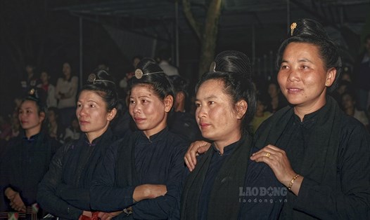 Những người phụ nữ dân tộc Thái khi đã tẳng cẩu thì dù ở tuổi trung niên hay về già vẫn sẽ duy trì nét văn hóa độc đáo này. Ảnh: Văn Thành Chương