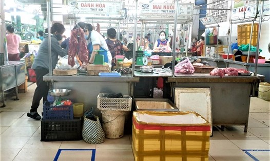 Người bán hàng ở chợ Hàn chủ động giãn cách, chia ngày để hoạt động nhằm đảm bảo công tác phòng chống dịch. Ảnh: Thanh Chung