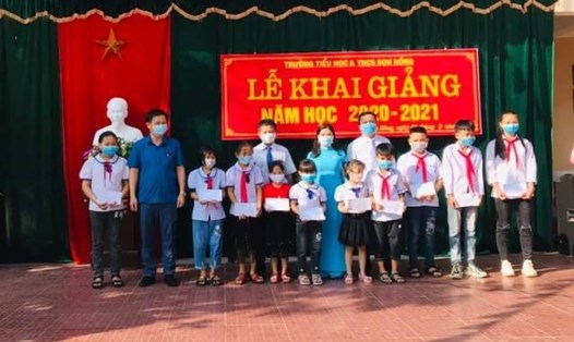 Ảnh tặng quà cho học sinh tại lễ khai giảng năm học mới 2020 - 2021 ở một trường tiểu học thuộc huyện Hương Sơn, Hà Tĩnh. Ảnh: TT.