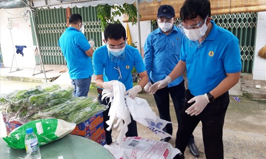 Chương trình Nghĩa tình Công đoàn chuyển nhu yếu phẩm cho công nhân tại các khu nhà trọ tại Đồng Nai. Ảnh: Hà Anh Chiến