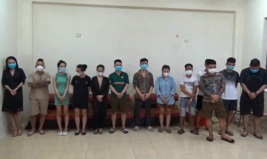 Dương Minh Tuyền và 12 đối tượng khác bị bắt giữ khi đang "bay lắc" tại một quán karaoke trên địa bàn thành phố Ninh Bình. Ảnh: NT